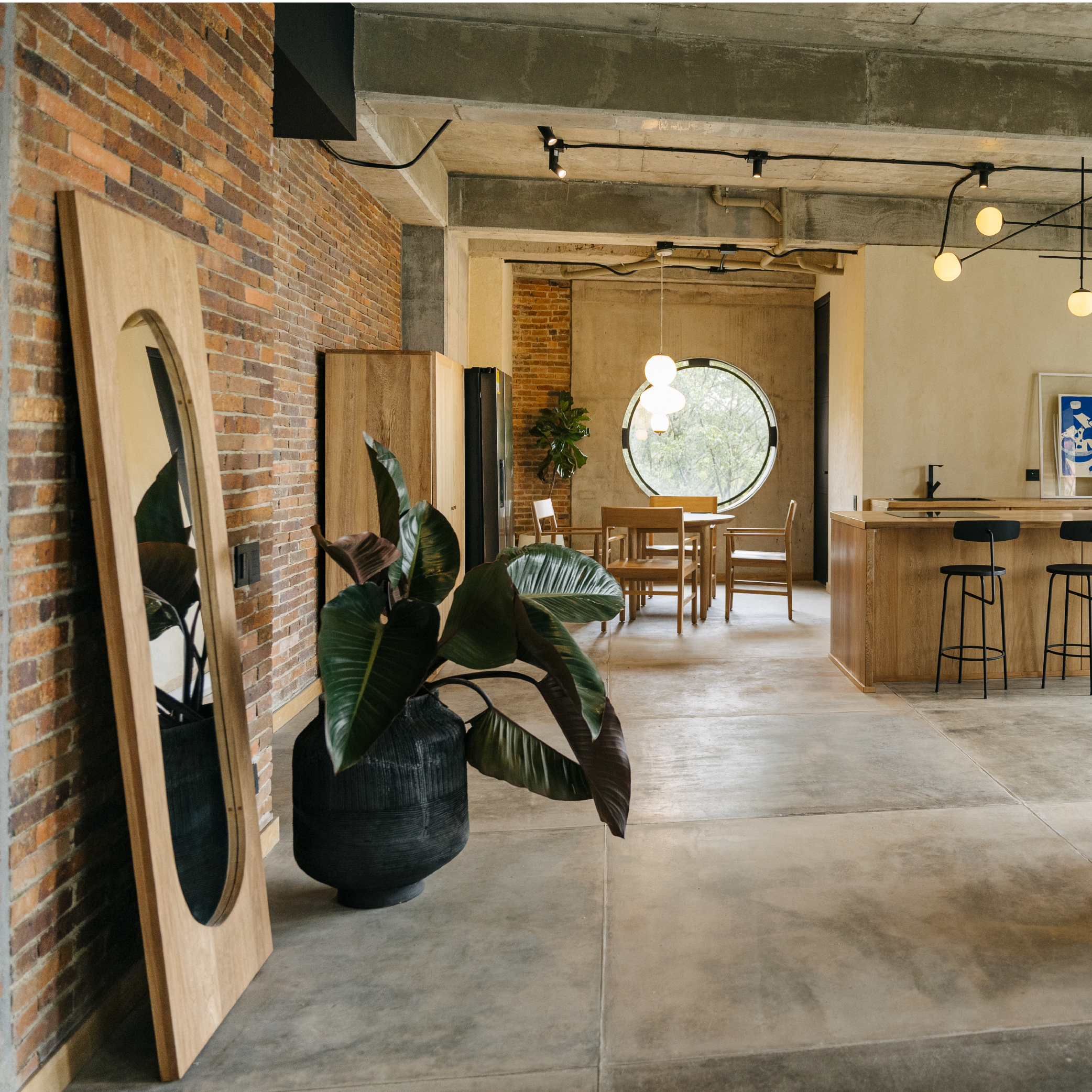 El Espejo de Piso: Amplitud como Ritual