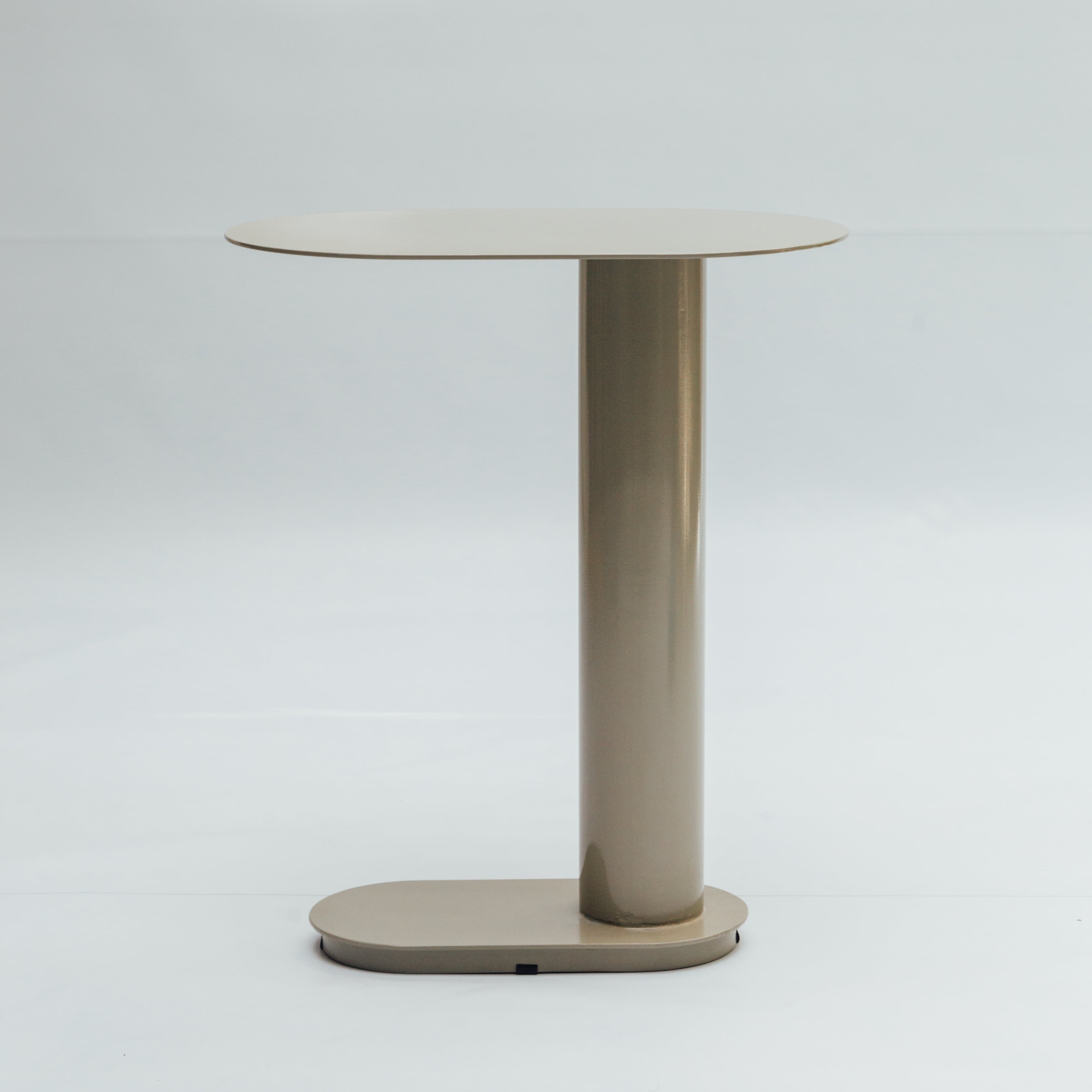 Mesa auxiliar Cala, en gris seda