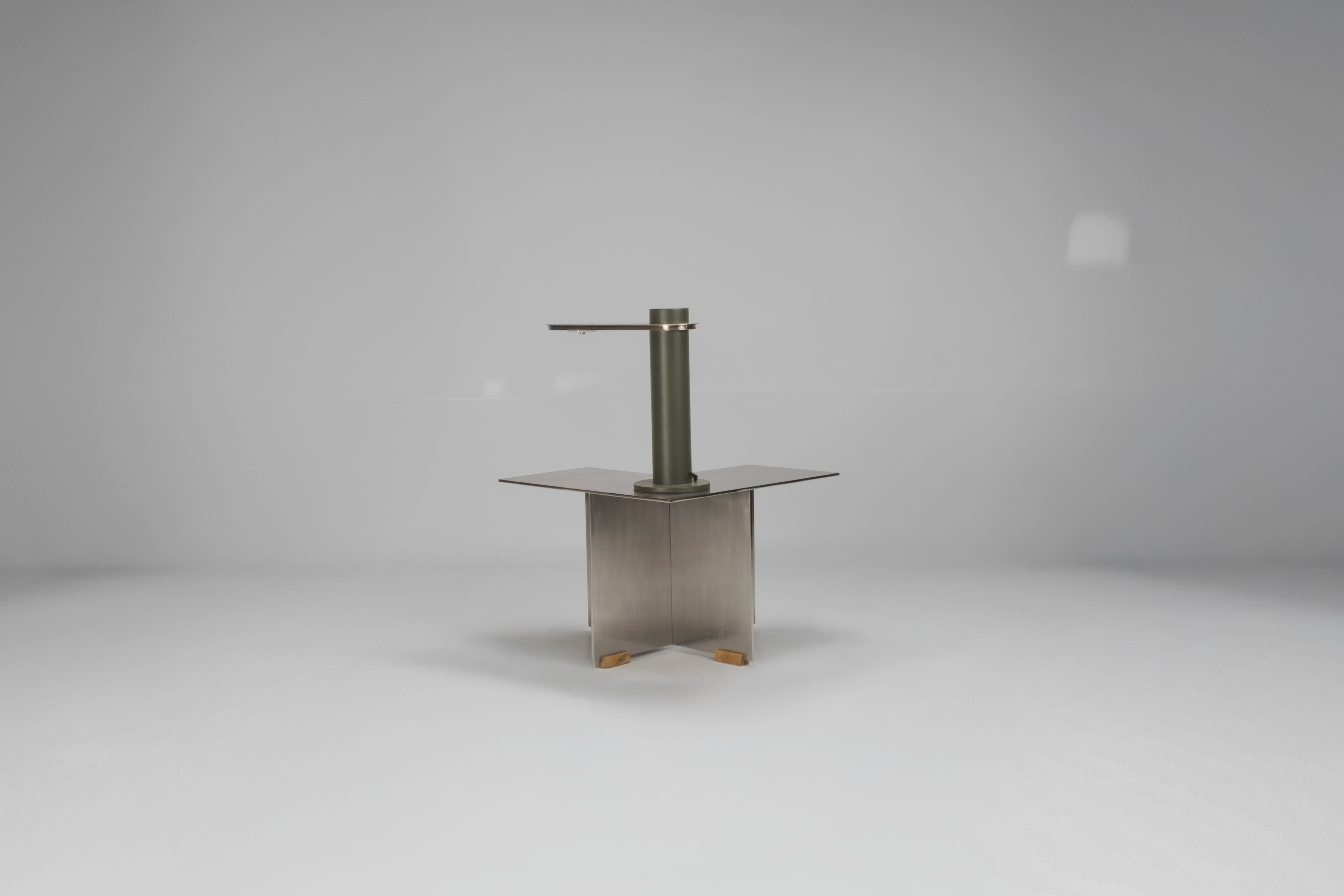 Lámpara de mesa Cosmo | Diamantina & la Perla | Lámpara táctil moderna para dormitorio | Iluminación de lectura para mesita de noche | Lámpara verde con paleta de acero | Lámparas contemporáneas para habitación | Iluminación interior para hogar | Luces para mesa de noche | Decoración dormitorio moderno | Lámparas de diseño colombiano